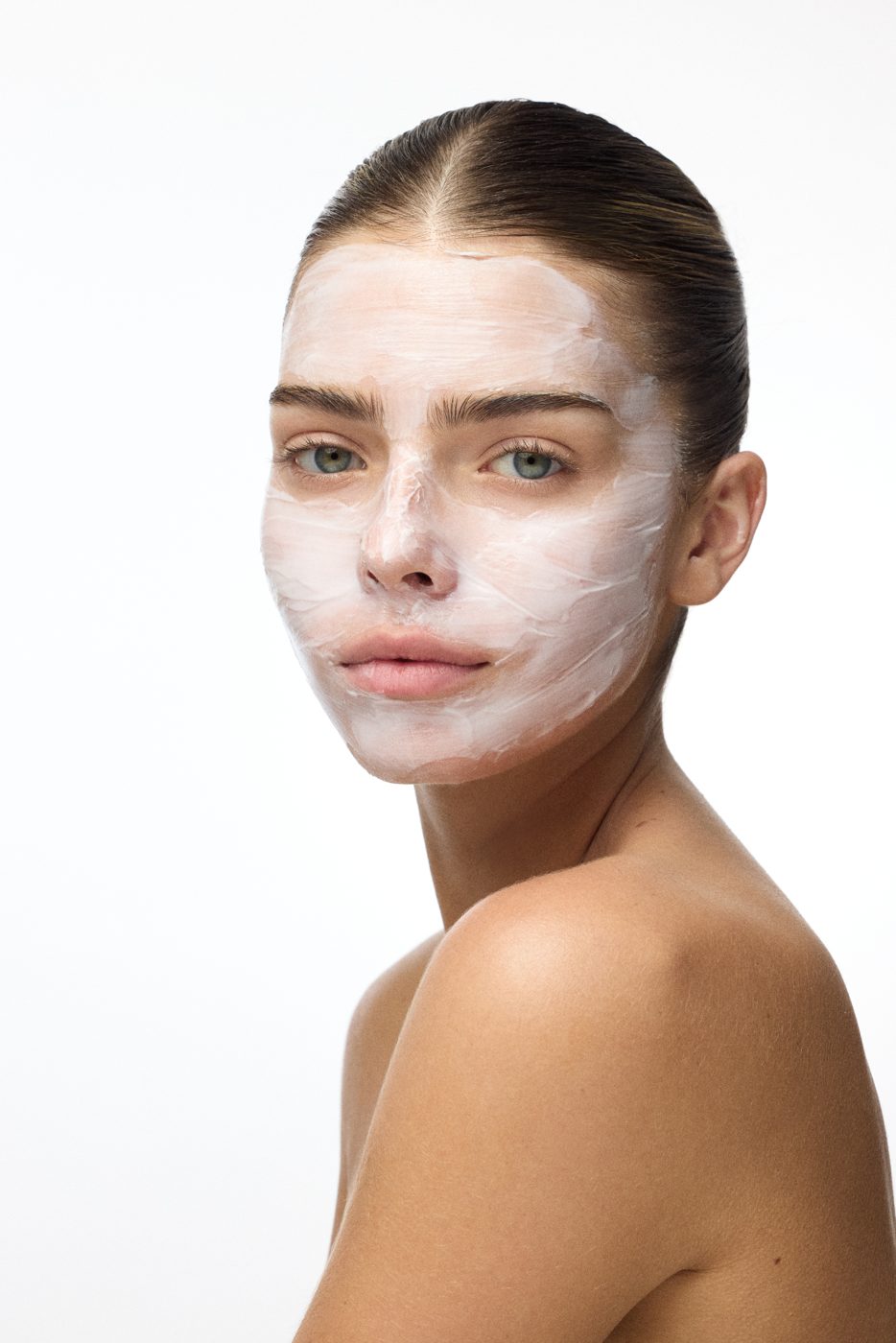 Ruhiges Gesicht mit aufgetragener Maske