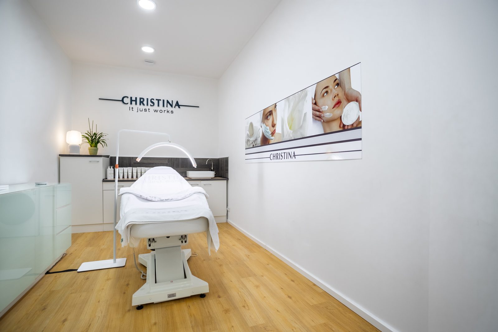 Heller Behandlungsraum der Skinbar Kassel mit Liege und Holzboden